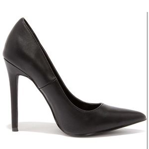 Lulu’s Black Pointed Pumps
